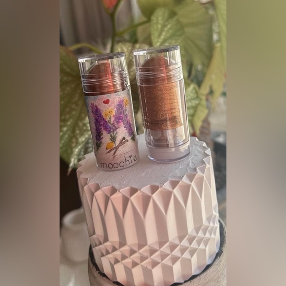 ✨ Moochie Bronzing Serum Stick - Picture 3 of 3